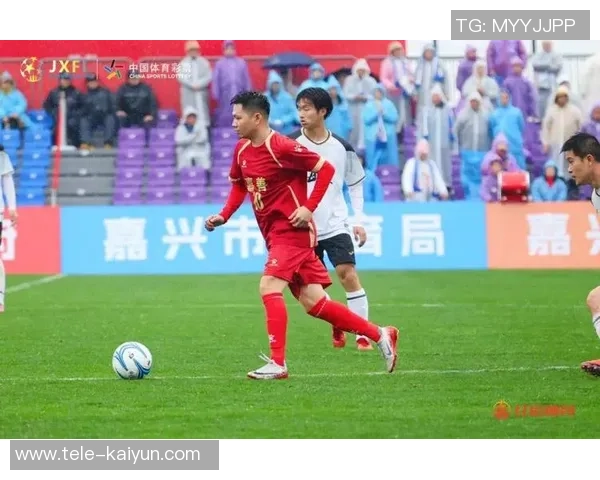 雨中激战绿茵场足球比赛中的拼搏与团结精神